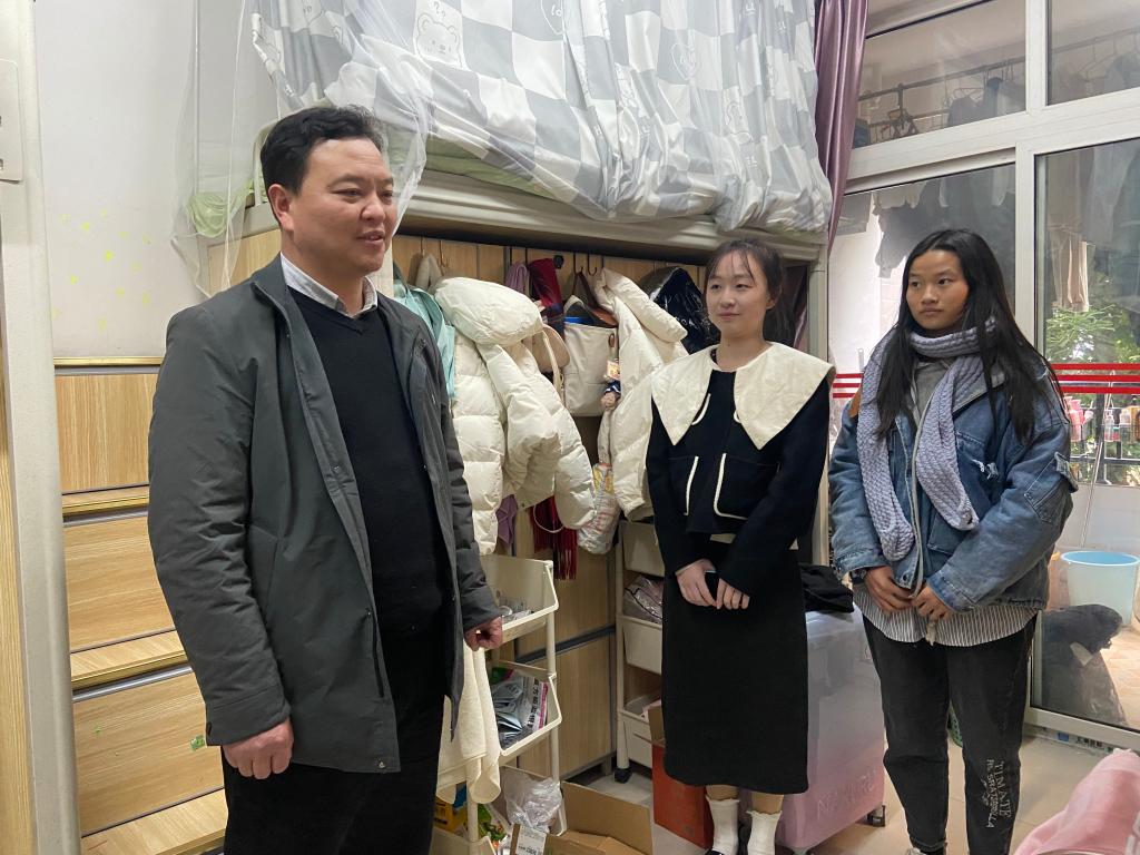 他结合自身学生时代的经历