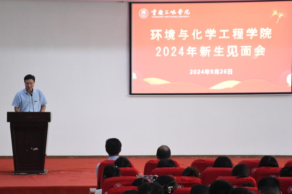 见面会在全体师生合唱国歌中拉开序幕