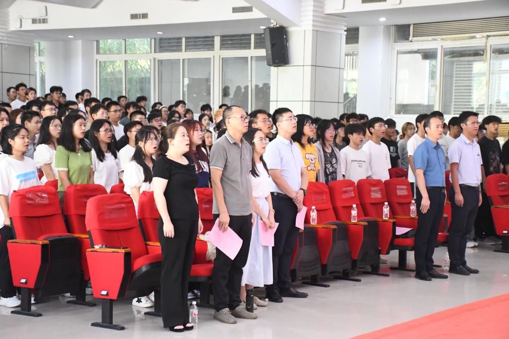 见面会在全体师生合唱国歌中拉开序幕。